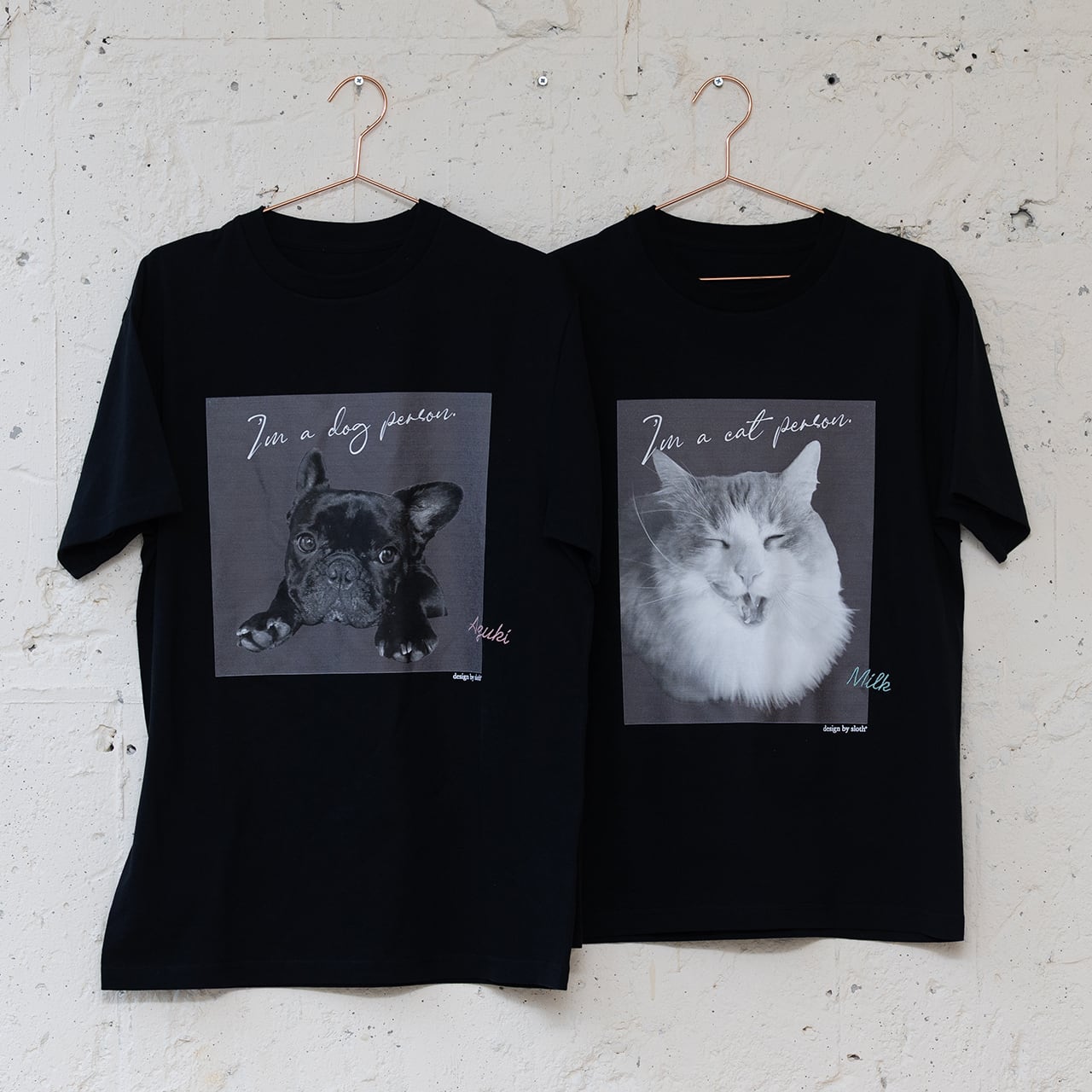 犬の写真がプリントされた黒いTシャツ