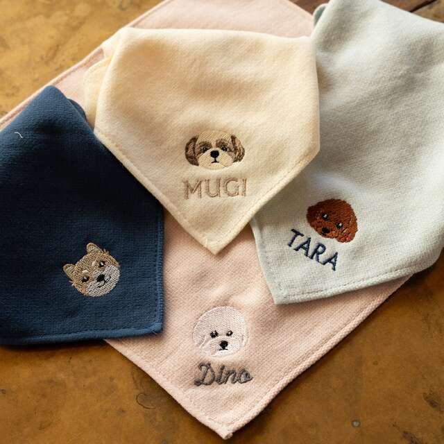 犬の刺繍がある色とりどりのハンカチ