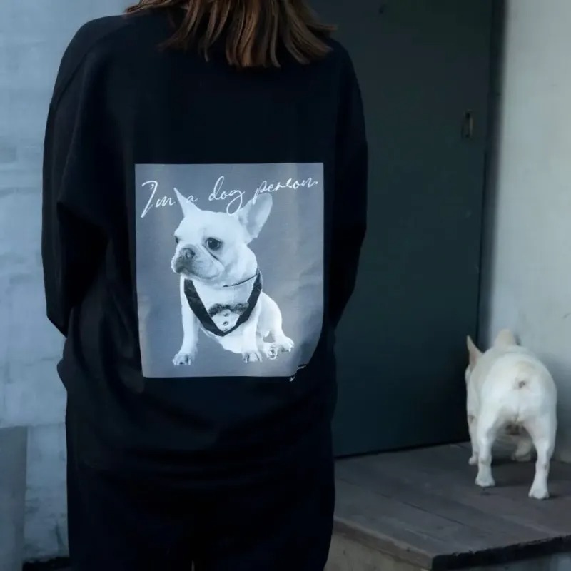 犬の写真付きセーターを着た人