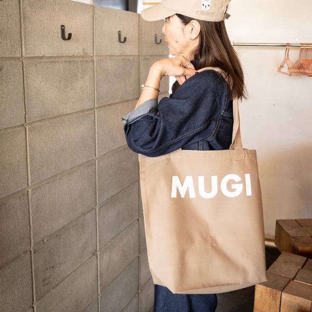 帽子をかぶった女性とトートバッグ